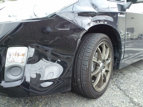 交通事故を起こした車