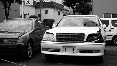 事故で破損した白い車