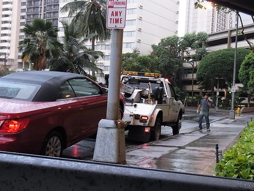 レッカー車に運ばれる事故車