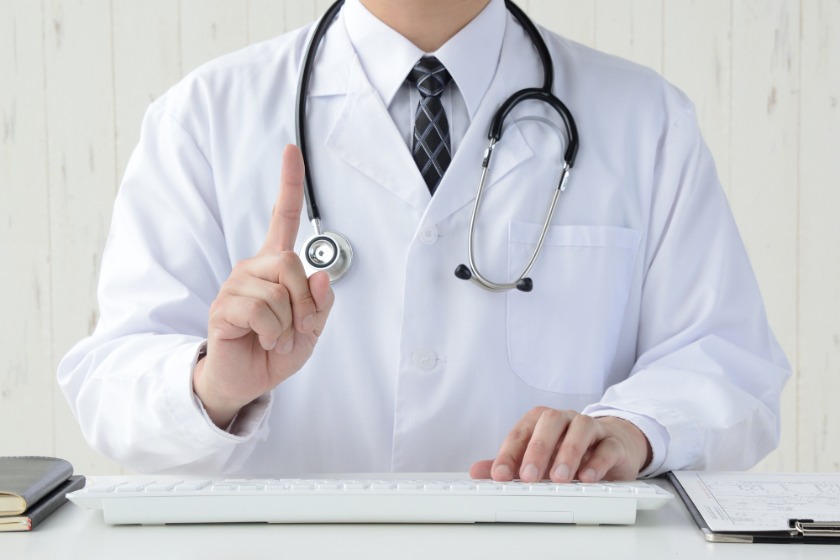 交通事故のケガの治療期間を説明する医師