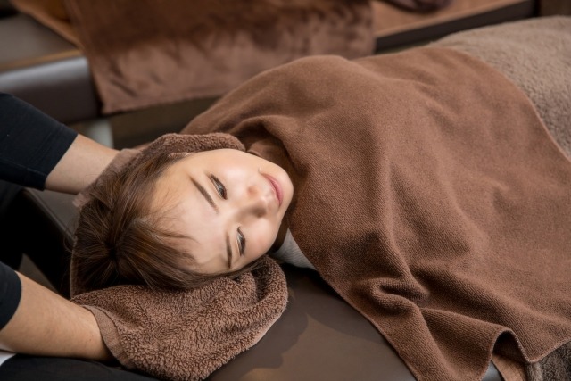 首のマッサージを受ける女性