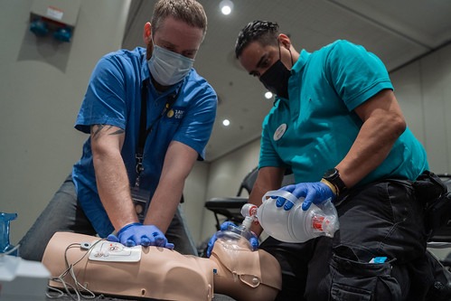 人工呼吸の練習をする2人の男性