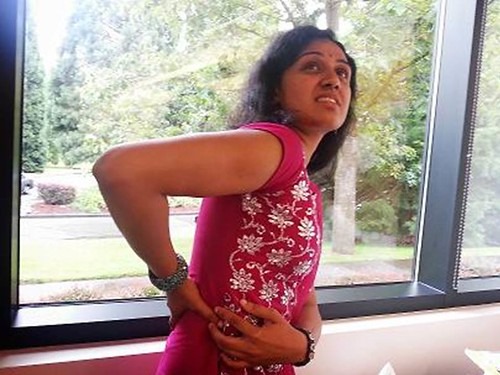 腰をさする女性