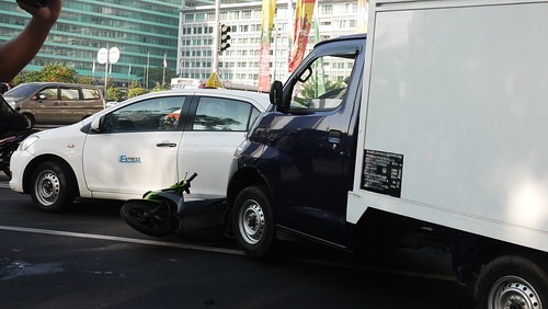 車2台とバイクの交通事故