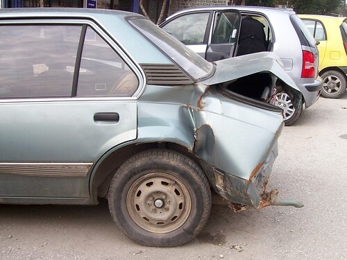 交通事故で破損した車