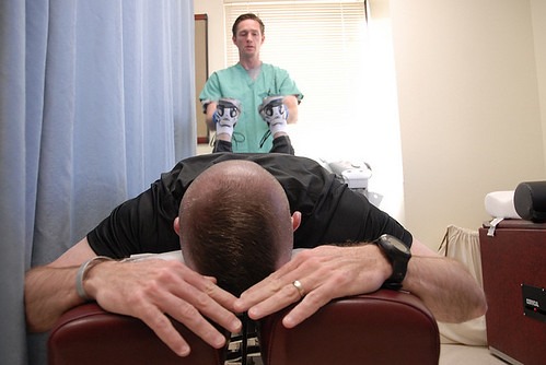 接骨院で治療を受けている男性