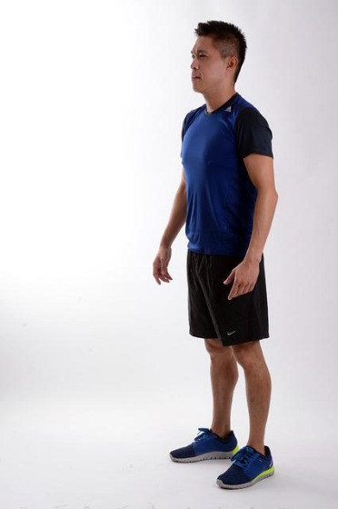 まっすぐ立っている男性