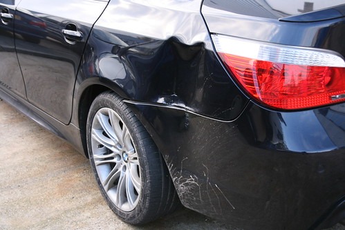 事故で破損した車