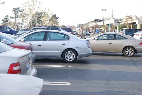 駐車場でバック走行をしている様子
