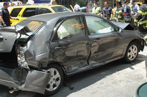 事故で破損した車