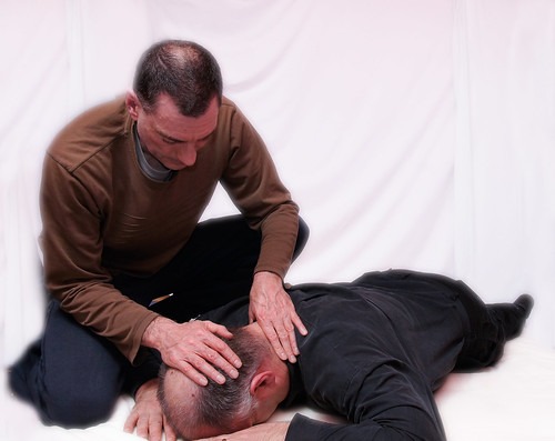 むちうちでマッサージを受けている男性