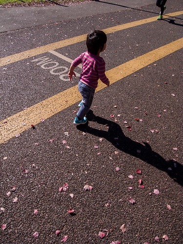 駐車場で一人歩きをする子供