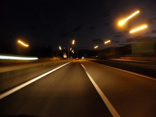 スピードを出して運転する様子