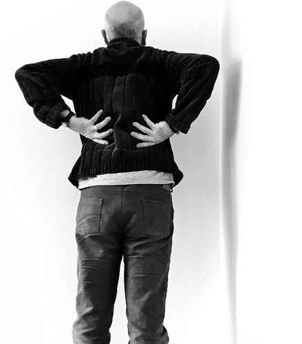 腰に違和感を覚える男性