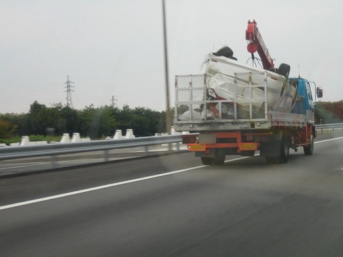 トラックに車が積まれている様子