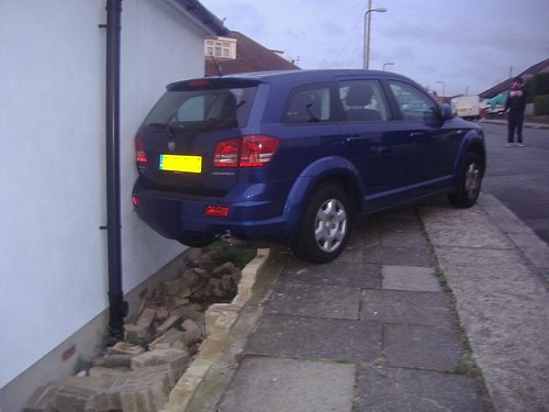 事故に遭った青い車