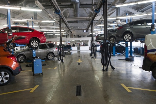 修理工場で車検中の車