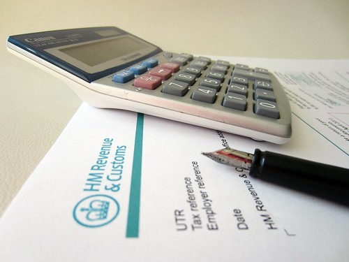 紙の上に置かれた電卓と万年筆