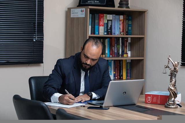 書類をまとめる男性弁護士