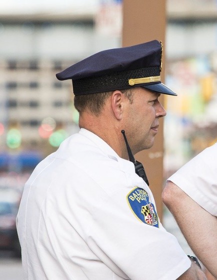 駐車違反を見つけた警察官