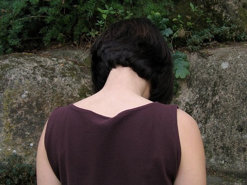 うなだれる女性の後ろ姿