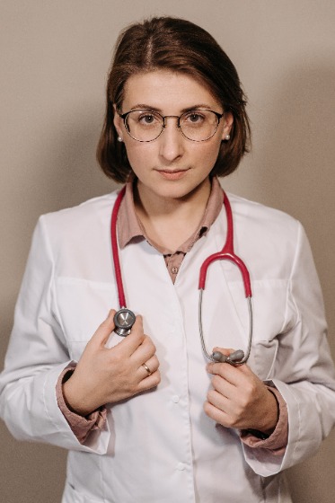 聴診器を首から下げて微笑む精神科医