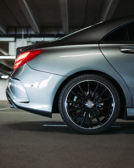 シルバー色の車