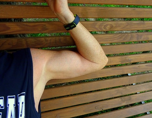 二の腕の力こぶを見せる男性