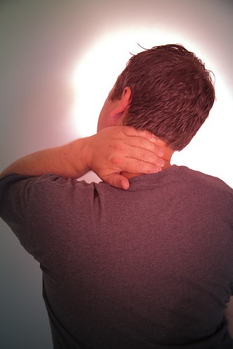 後遺障害で首が痛い男性