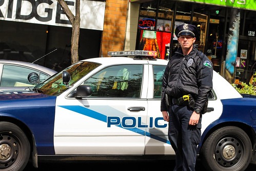 警察官とパトカー