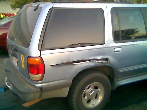 事故で破損した車