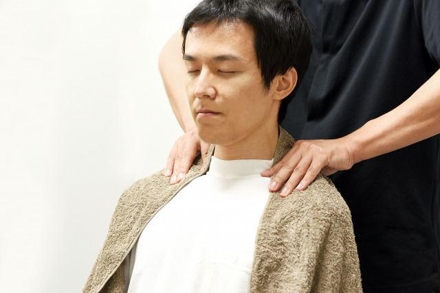 肩のマッサージを受けている様子