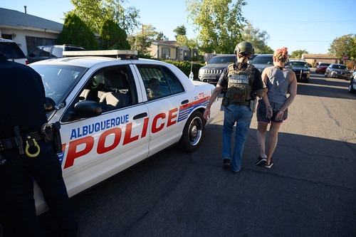 警察に連行される被疑者