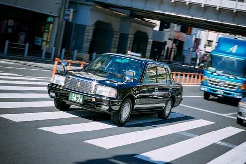 道路を走るタクシー