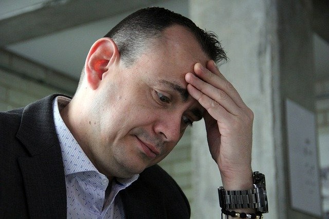 反則金を見て困っている様子