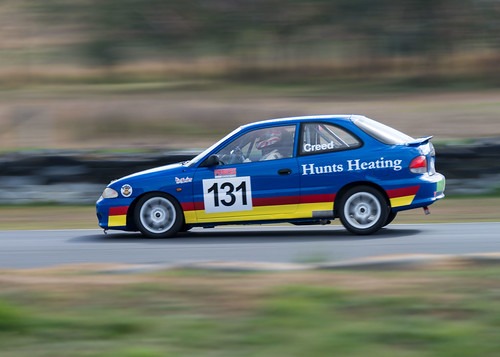 急ブレーキをかける普通車