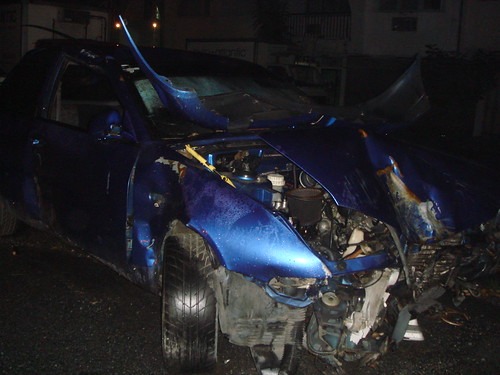 ボンネットを大きく破損した車