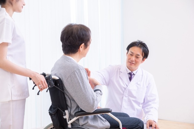 入院中の男性と医師