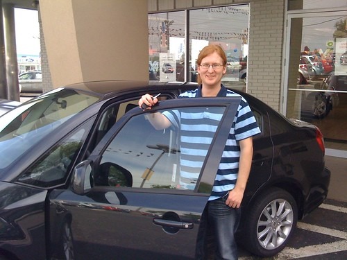 新車の横に立っている男性