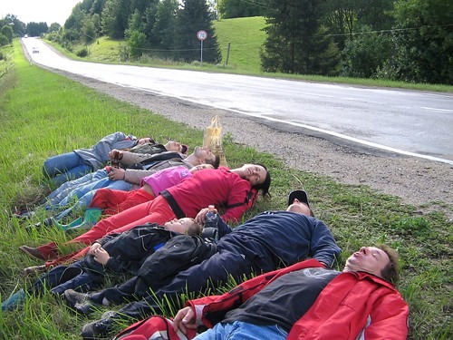 疲れて路上で寝込む男性たち