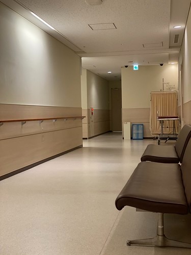 病院の待合室で診察を待つ