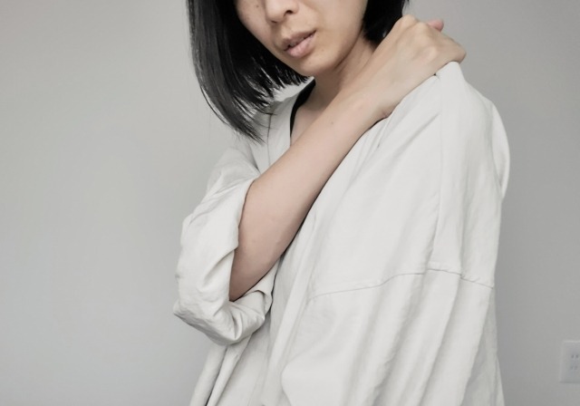 肩こりに悩む女性