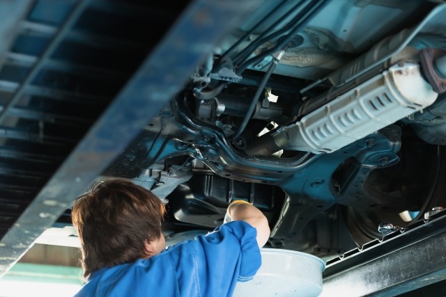 冷却水のタンクを修理している整備士