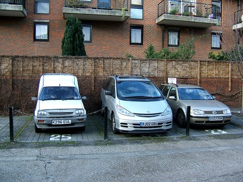 並んで止まっている3台の車
