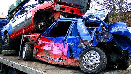 スクラップになった数台の自動車