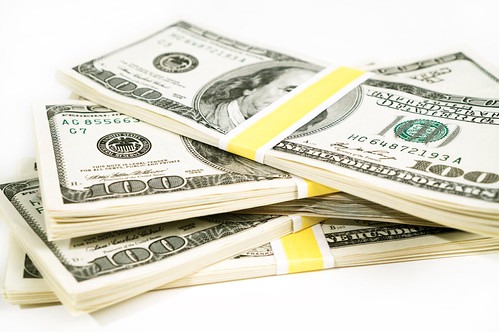 札束が重ねられている様子