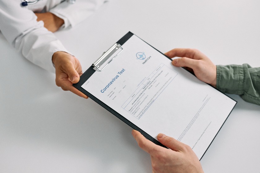 診断書を見ながら話をしている医師と患者