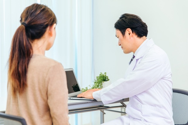 病院で交通事故の治療をしている人