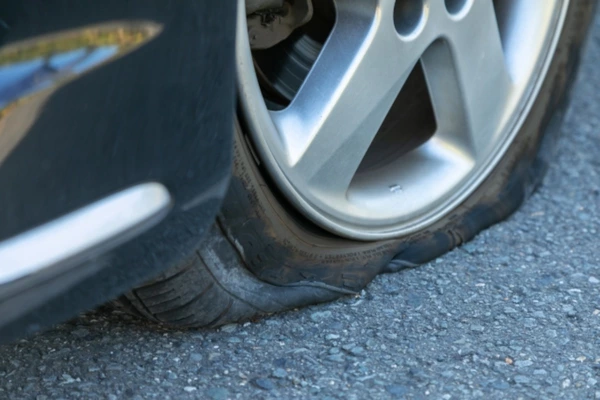 パンク修理の値段はどのくらい？修理が必要なケースや注意点についても