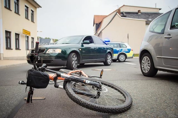 自動車×自転車の接触事故で過失割合はどうなる？慰謝料についても解説